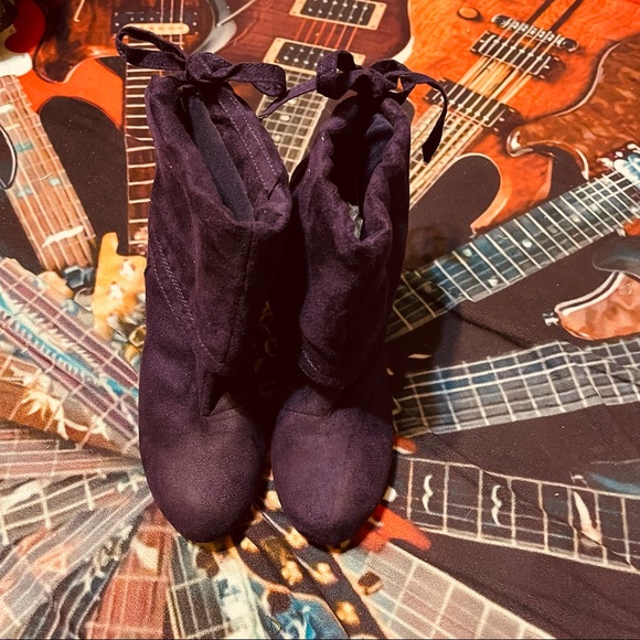 🍇Gorgeous Purple Suede Like Bamboo Purple Ankle Cuffed Booties! - Picture 6 of 13